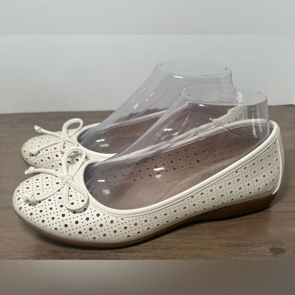Cliffs By White Mountain‎ Womans White Slip On Flats Shoe With Bows W 7.